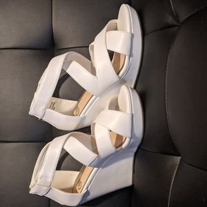 Chelsea Moreland Echo wedges, size 7, white, NWOT